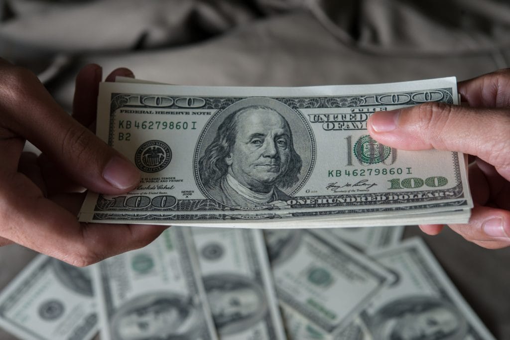 Dólar foi o melhor investimento em abril, superando ações e até o Bitcoin