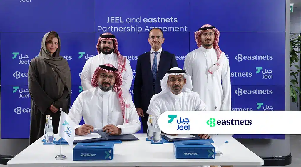 Gruppenfoto von Personen bei einer Unterzeichnungszeremonie für die Partnerschaft zwischen Jeel und eastnets.