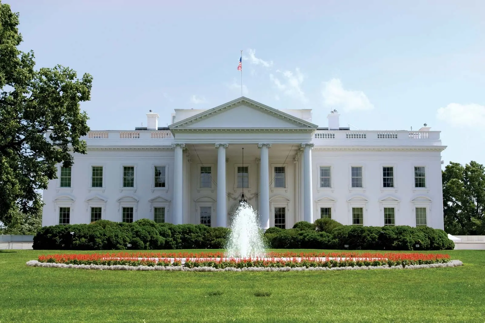 North facade of the White House in Washington D.C. with a fountain and flower bed in the foreground