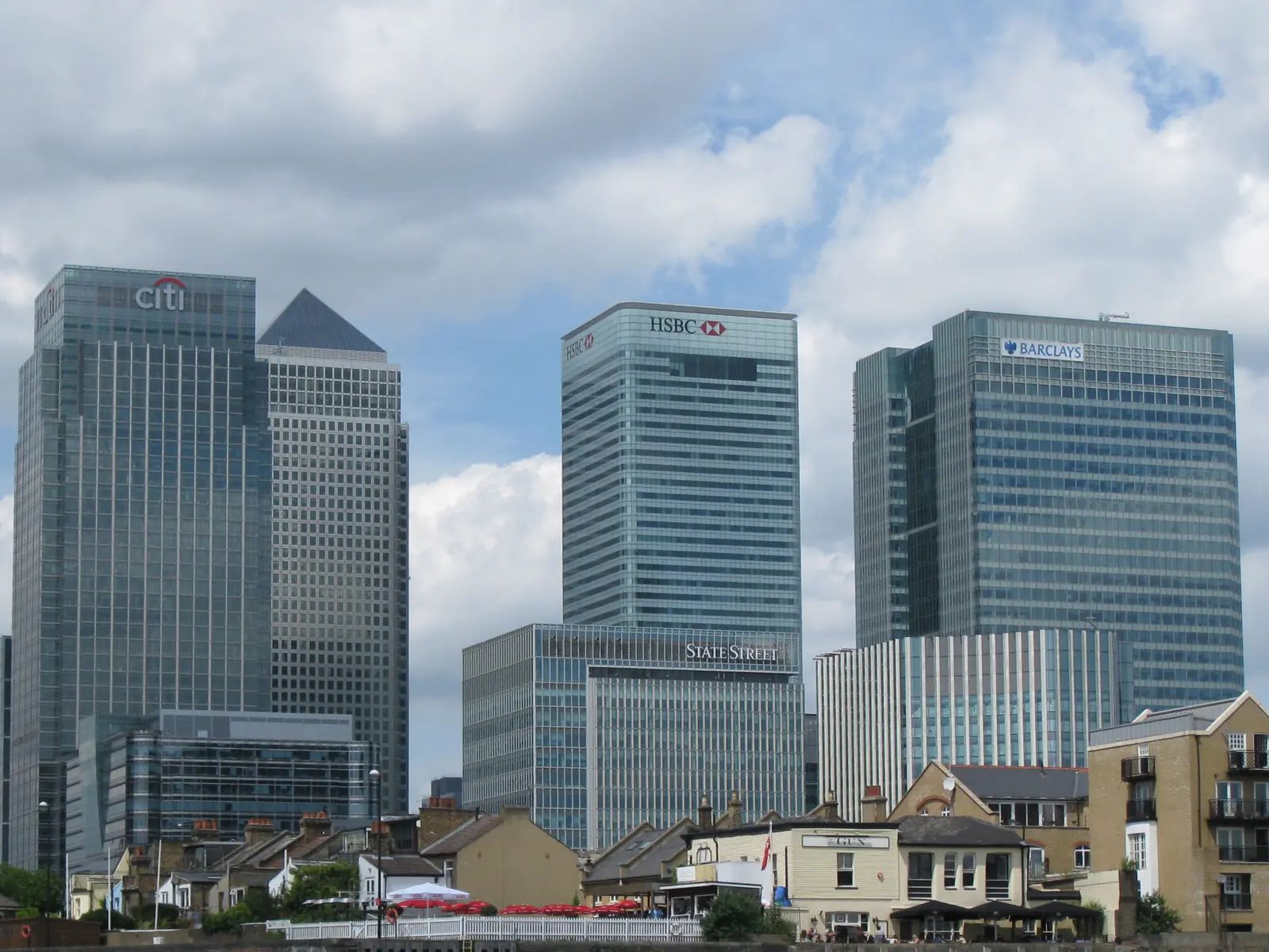 Wolkenkratzer im Canary Wharf Viertel in London, darunter das Citi-Gebäude.