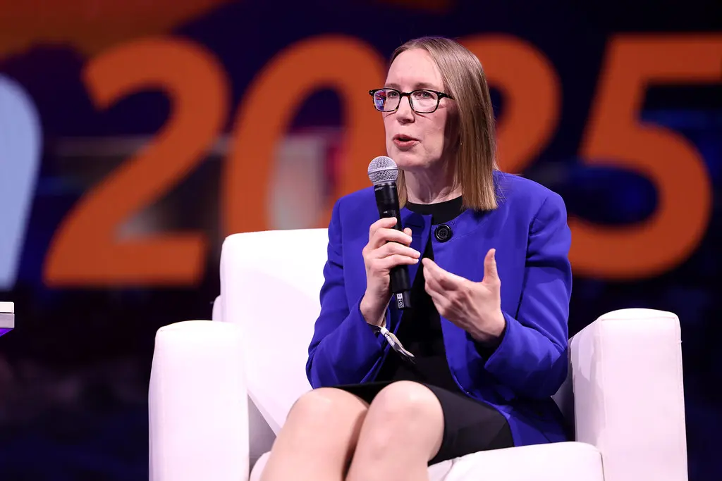 Hester Peirce in einem blauen Blazer während eines Gesprächs auf einer Veranstaltung.