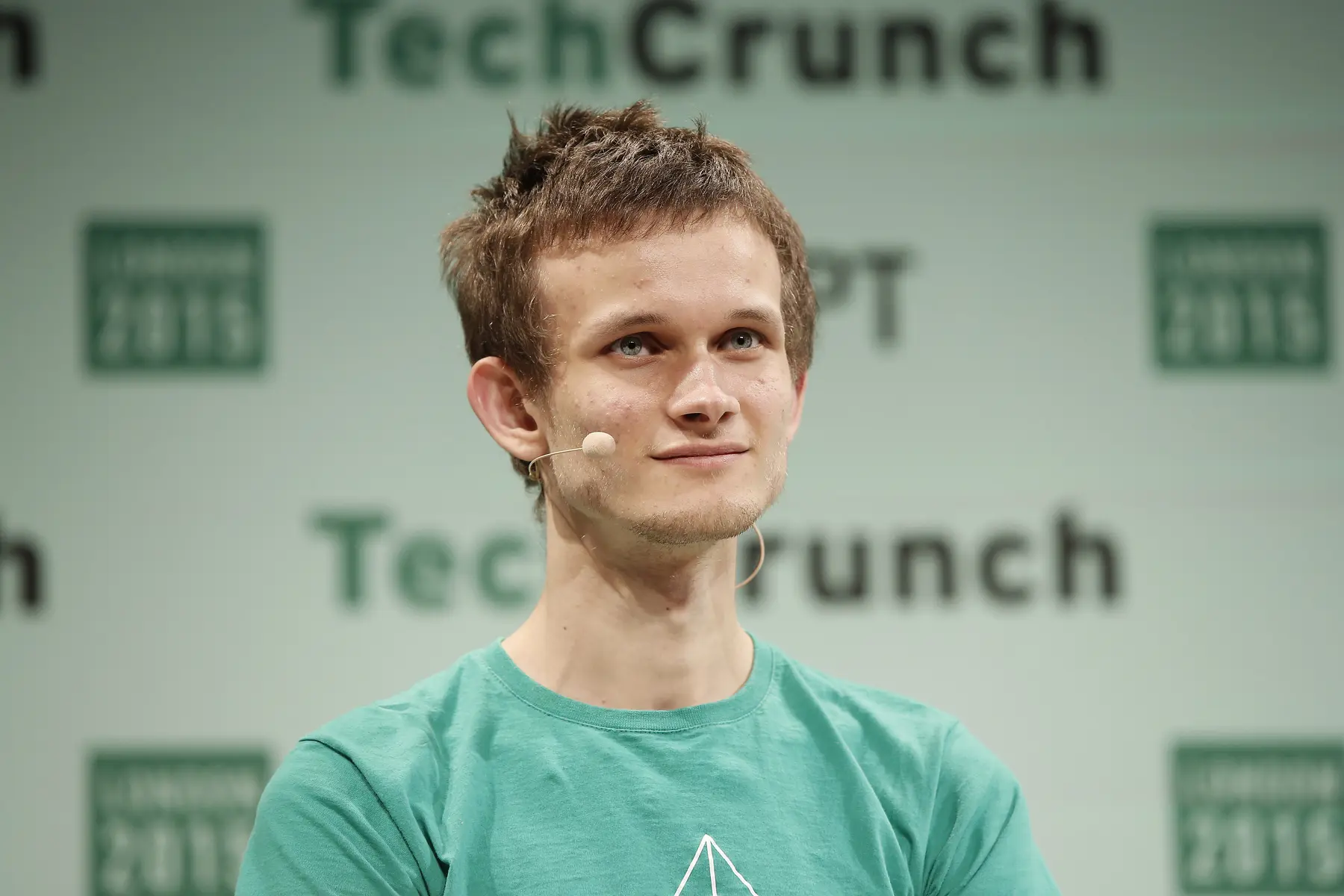 Vitalik Buterin spricht bei einer TechCrunch-Veranstaltung in London 2015.