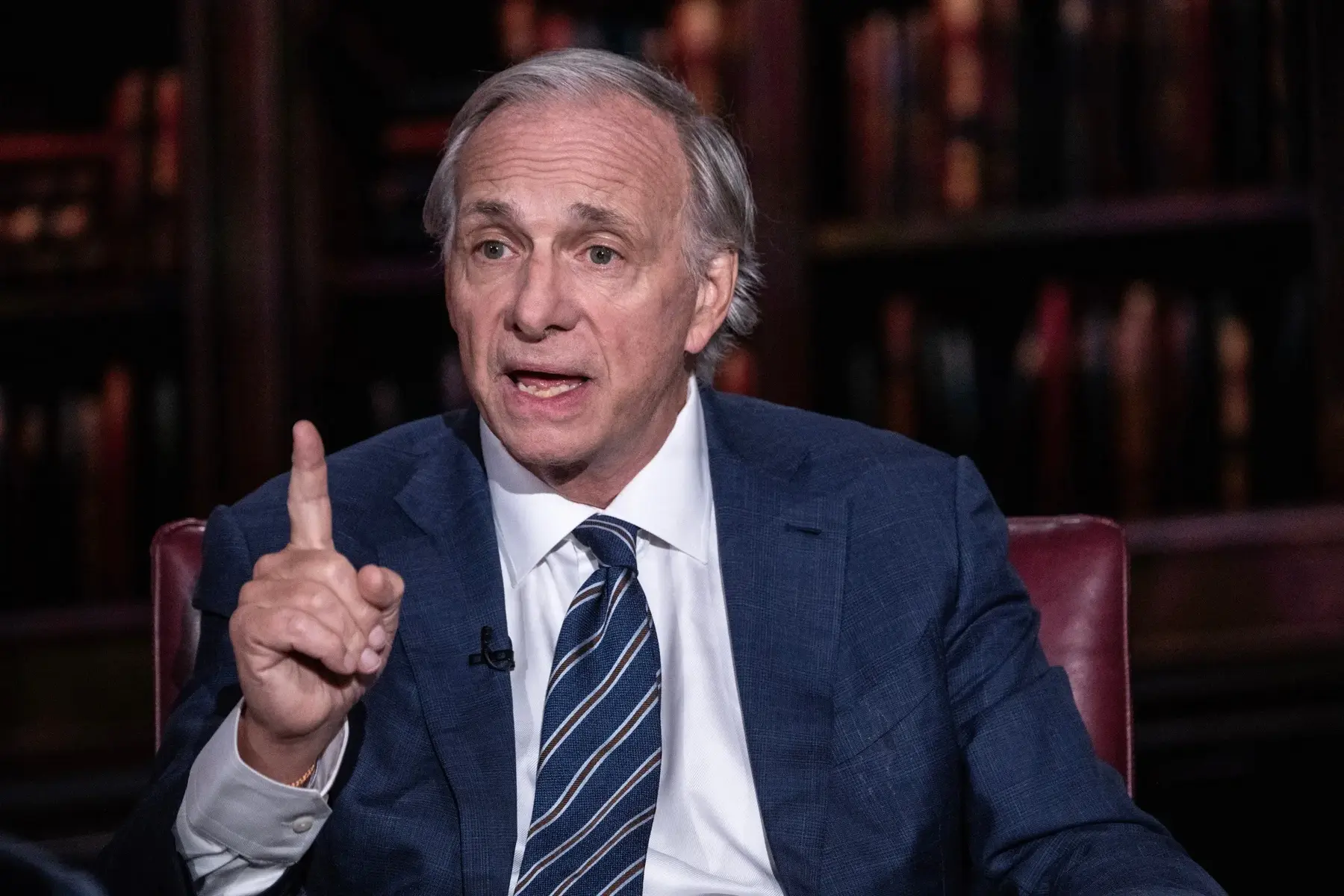 Porträt von Ray Dalio in einem blauen Anzug vor einem Bücherregal.