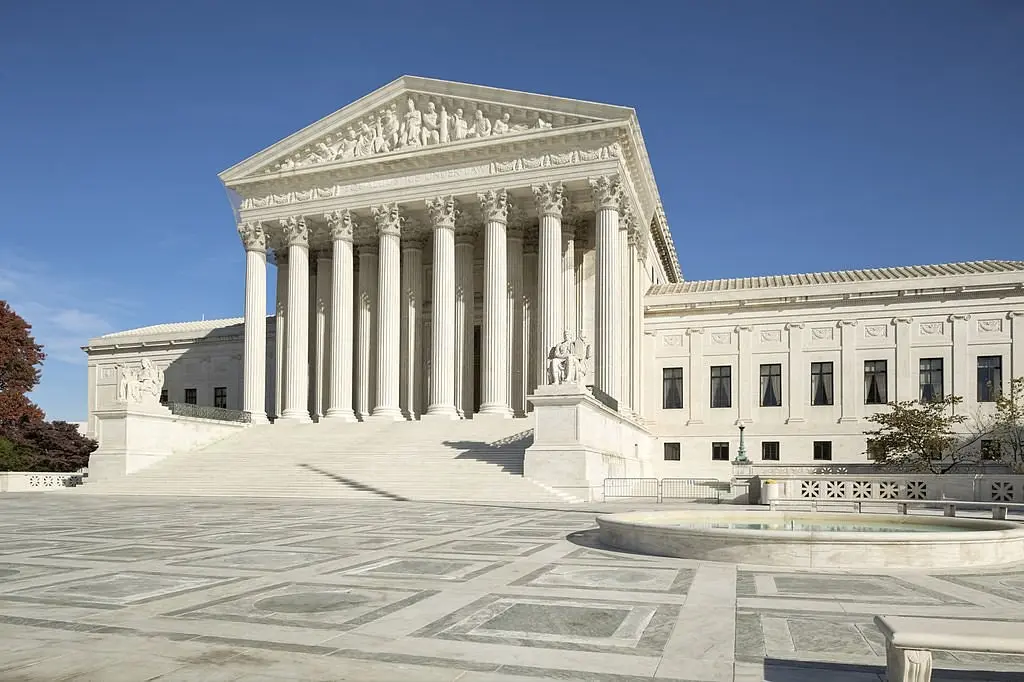 Das weiße Marmorgebäude des Supreme Court der Vereinigten Staaten in Washington, D.C. unter blauem Himmel.