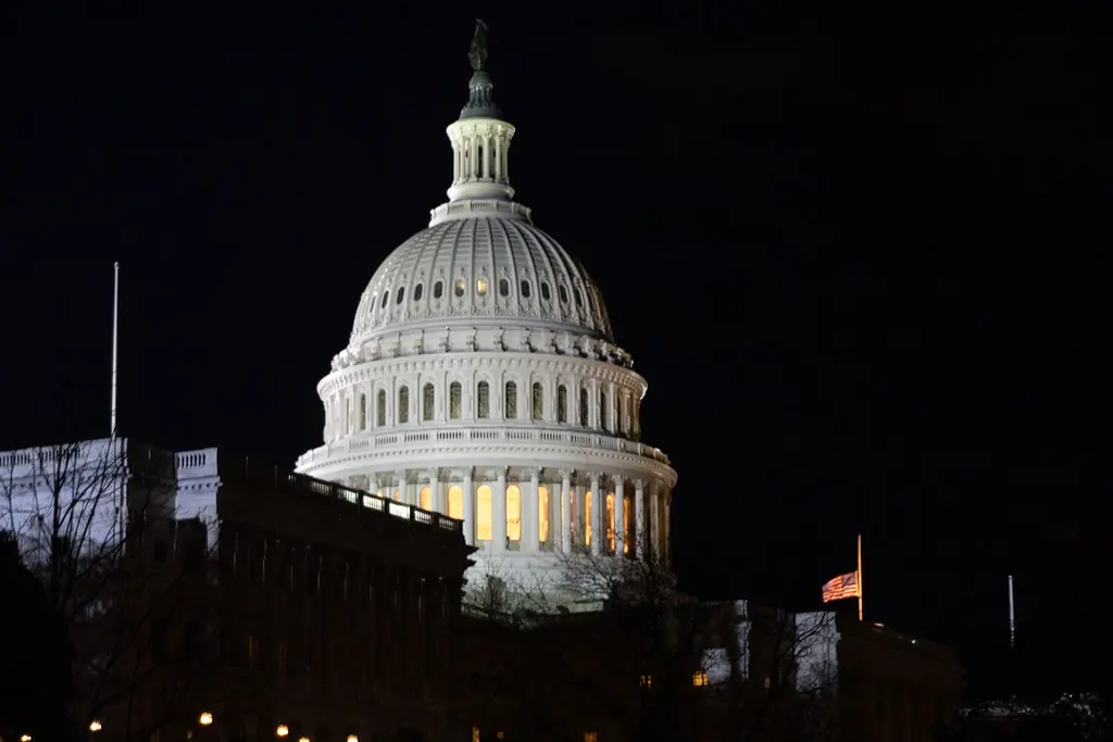 Das beleuchtete United States Capitol in Washington, D.C. bei Nacht