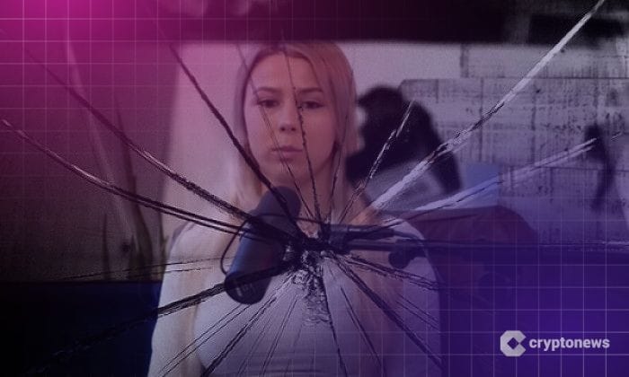 Haliey Welch eli Hawk tuah girl rikkinäisen lasin takana.