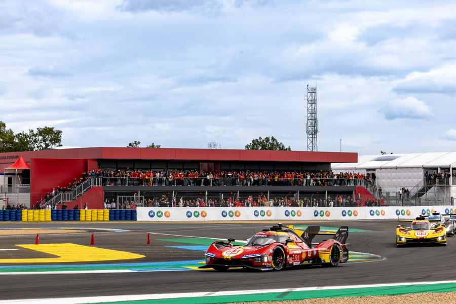 Ferrari 499P #51 corre alla 24 Ore di Le Mans.