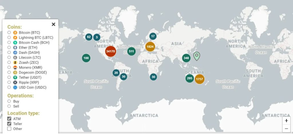 Kaart van de wereld met locaties en aantallen van Bitcoin ATMs en andere cryptoautomaten, inclusief ondersteunde munten zoals BTC, ETH en USDT, en kleurcodering per type operatie.
