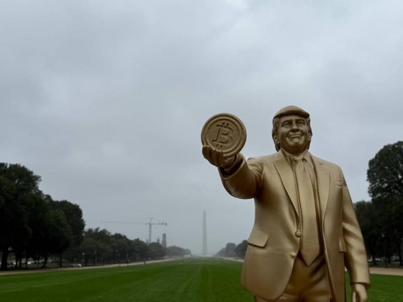 Trumps gouden standbeeld
