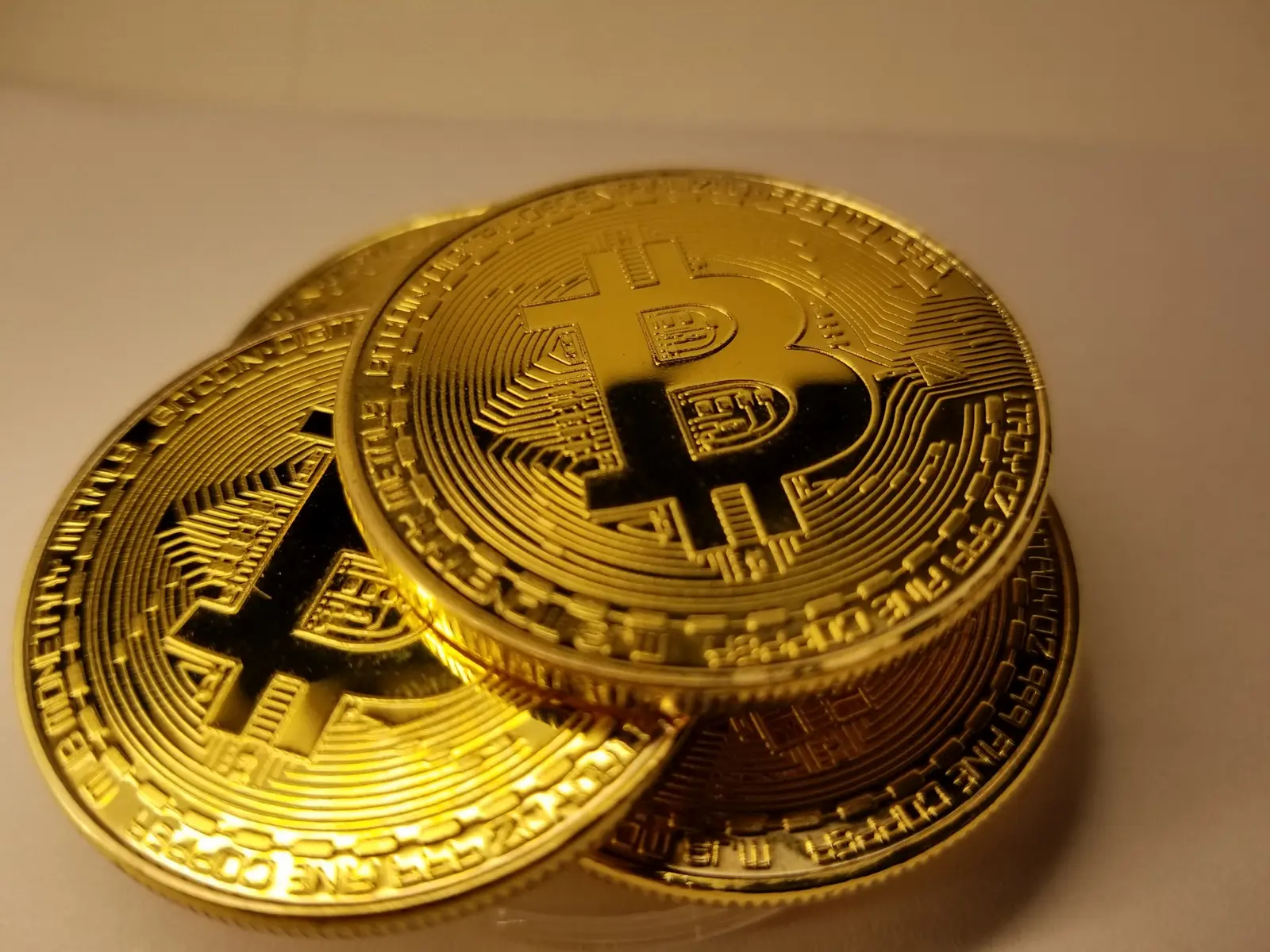 Een stapel gouden Bitcoin-munten