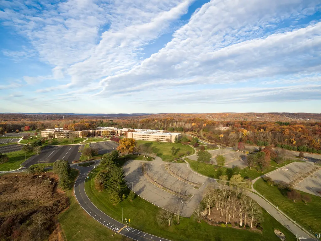 Een luchtfoto van het voormalige hoofdkantoor van IBM in Franklin Lakes, New Jersey, omringd door herfstbladeren.