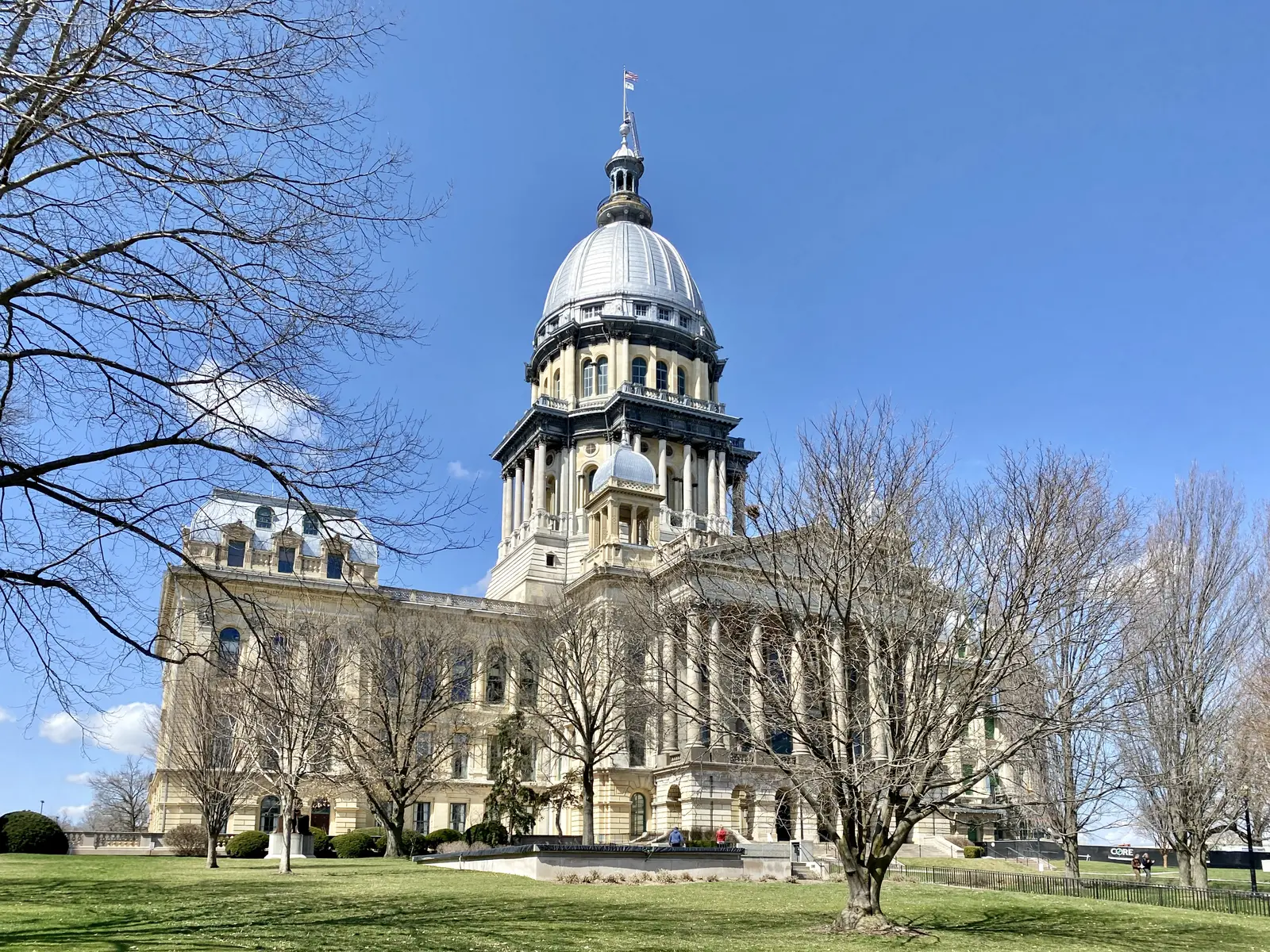 Het Illinois State Capitol gebouw in Springfield met een grote koepel onder een blauwe lucht.