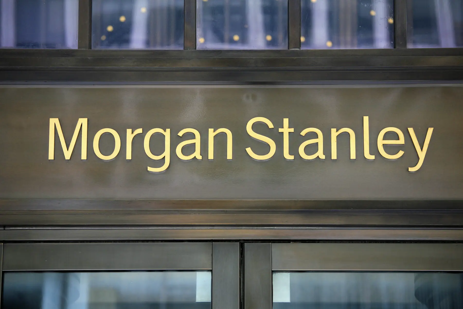 Het logo van Morgan Stanley op een gevel.