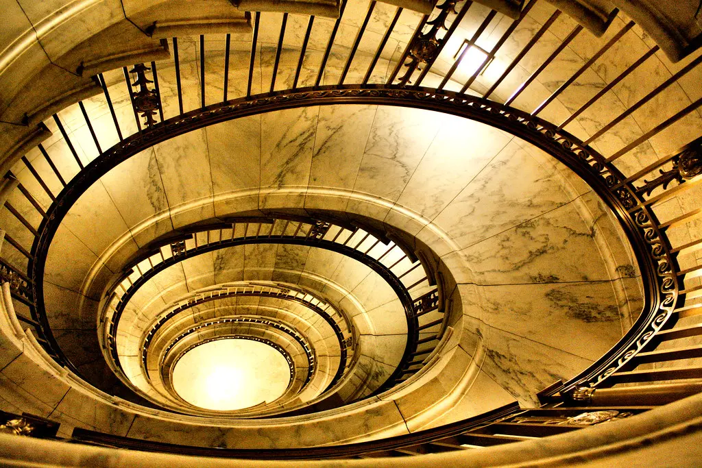 Een spiraalvormige marmeren trap in het Supreme Court-gebouw van de Verenigde Staten.