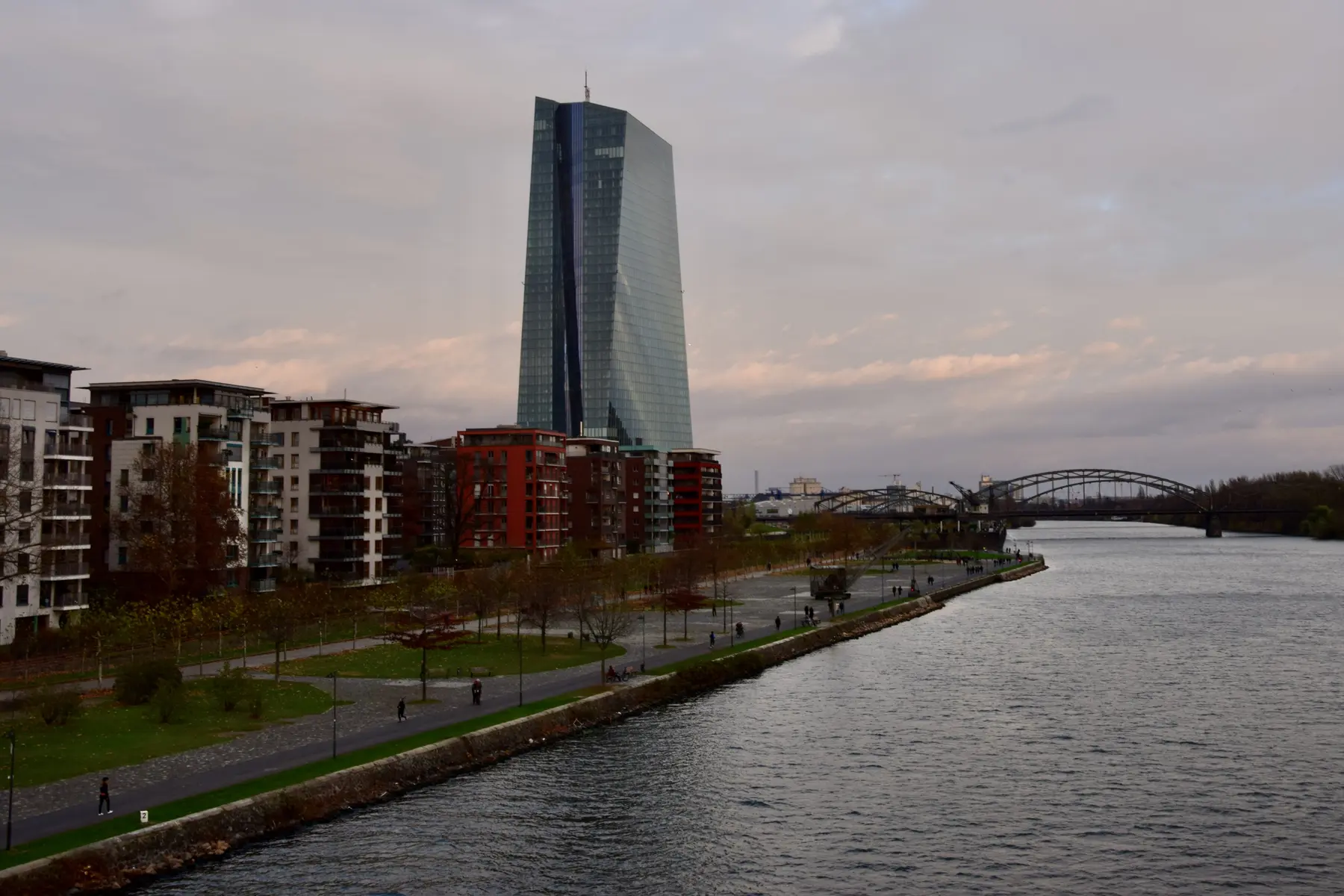 Het hoofdkantoor van de Europese Centrale Bank in Frankfurt aan de rivier de Main.