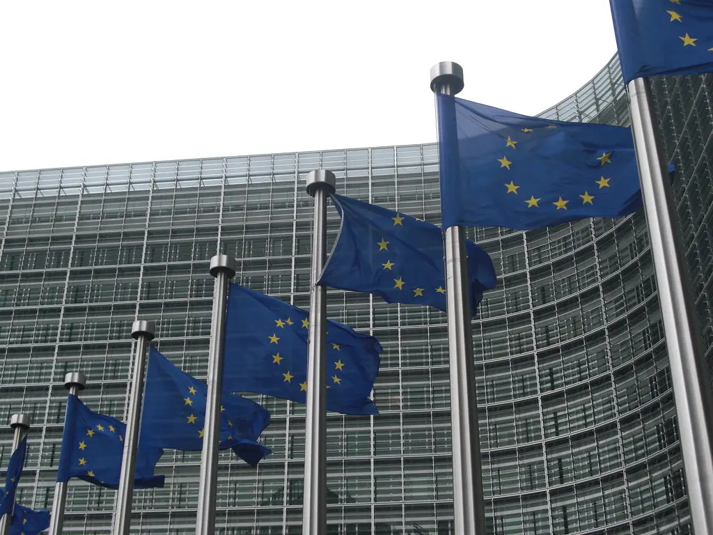 Een rij Europese vlaggen voor het Berlaymont-gebouw van de Europese Commissie in Brussel.