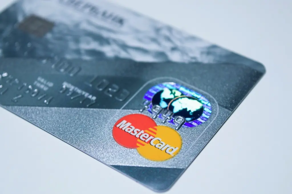 Close-up van een Mastercard creditcard met het kenmerkende rood-gele logo.