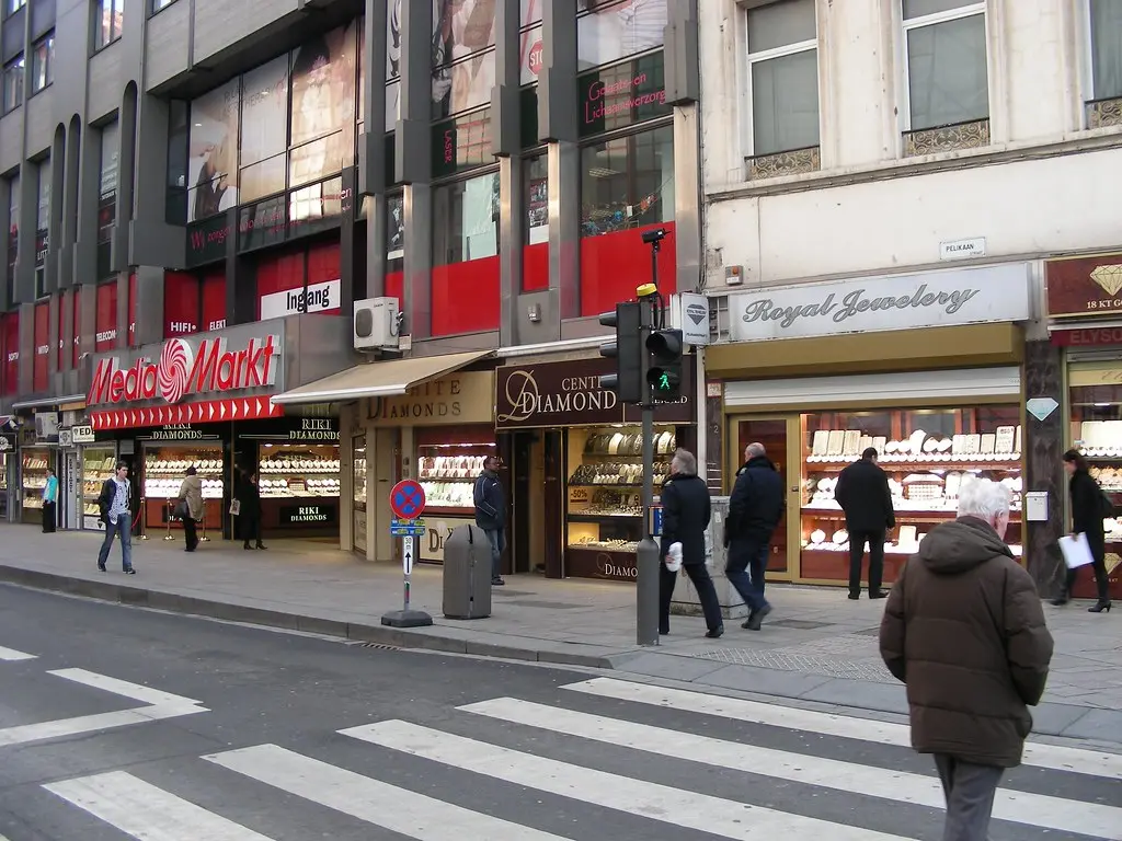 Vooraanzicht van een MediaMarkt winkel in een stedelijke winkelstraat.