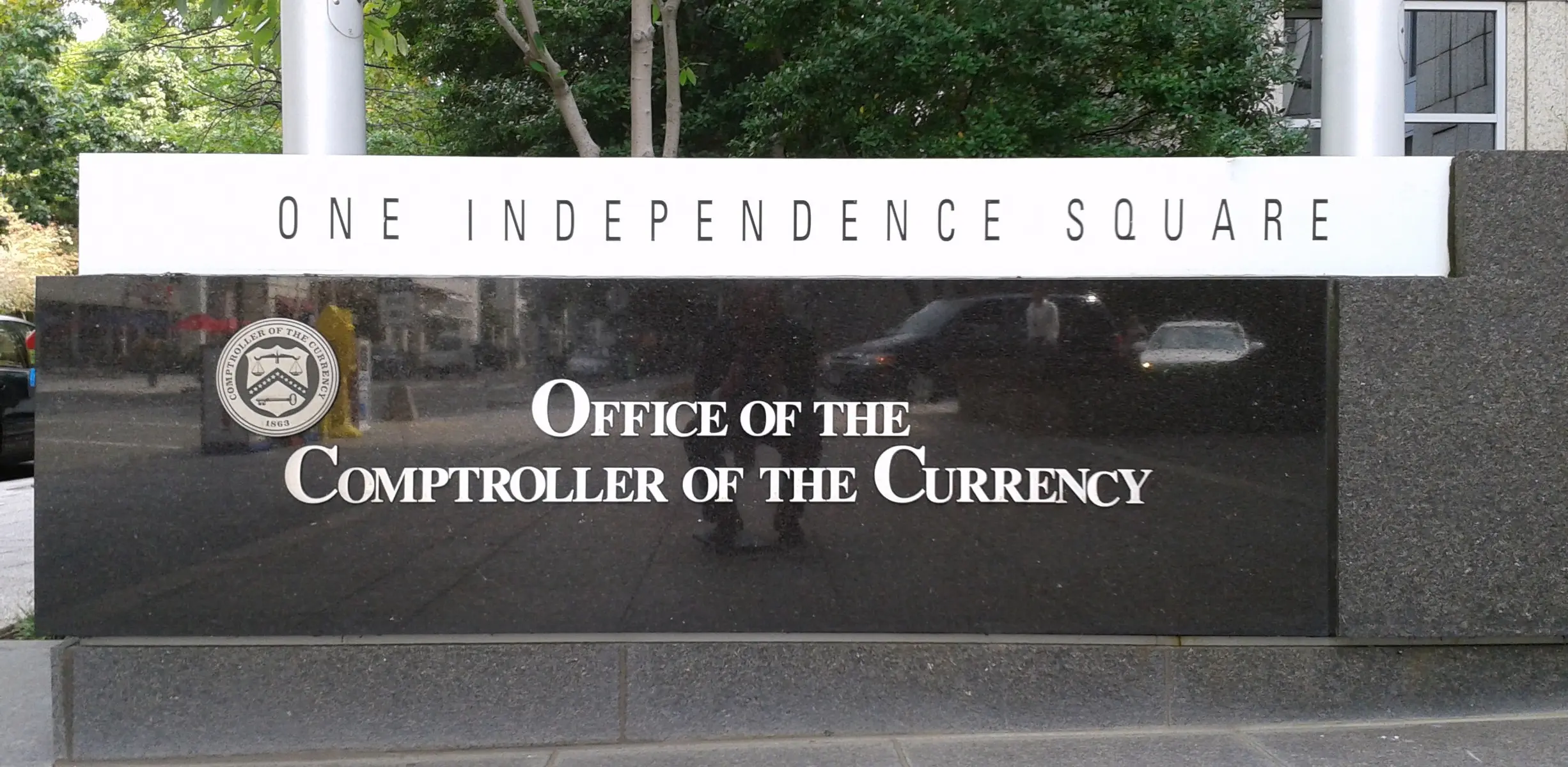 Het officiële bord bij de ingang van het Office of the Comptroller of the Currency op One Independence Square.