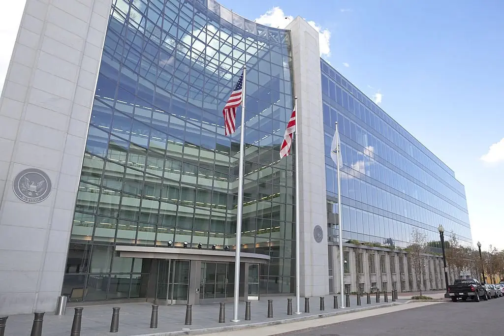 Het gebouw van de Securities and Exchange Commission met Amerikaanse vlaggen ervoor.