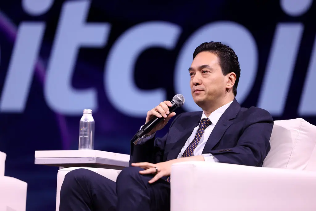 Simon Gerovich spreekt tijdens een Bitcoin-evenement.