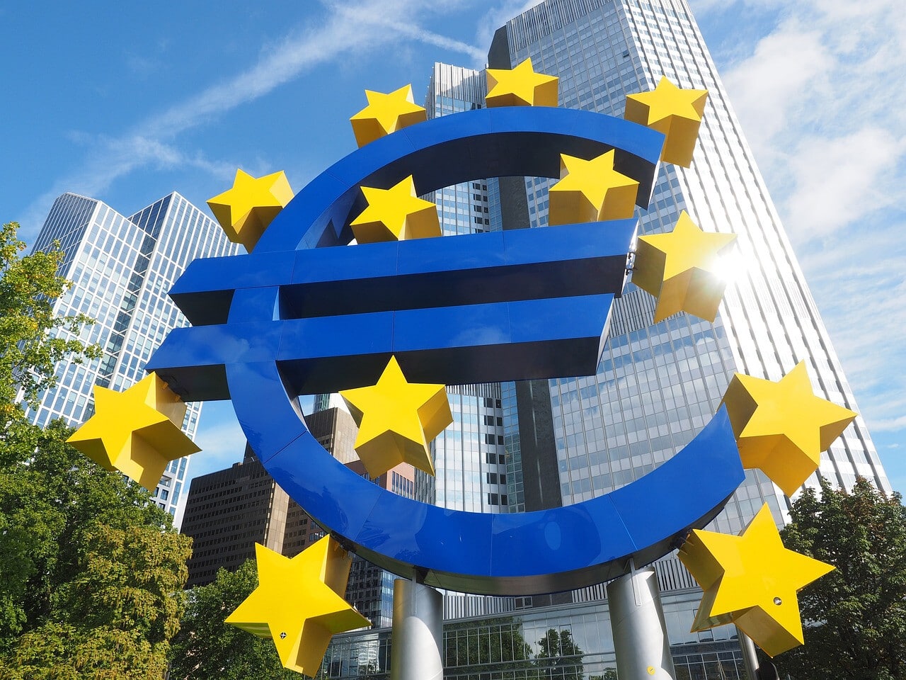 Central Bank of Spain Embraces Digital Euro, Highlights Benefits for Customers