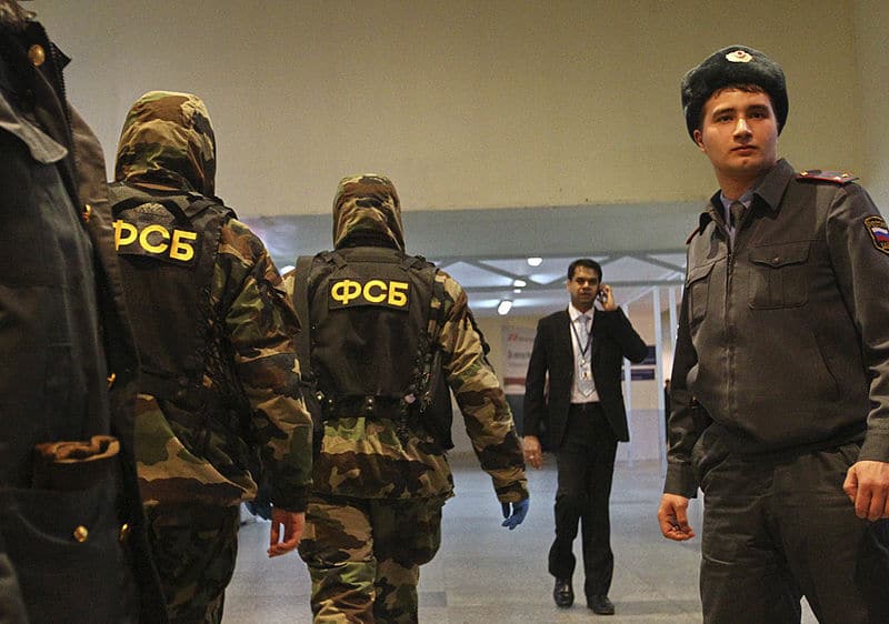 Офіцери ФСБ Росії проходять по кімнаті.