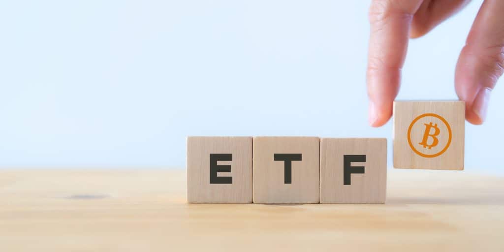 صورة مكعباتٍ عليها أحرف ETF وشعار بيتكوين