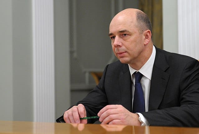 Ruský ministr financí Anton Siluanov sedí u stolu.