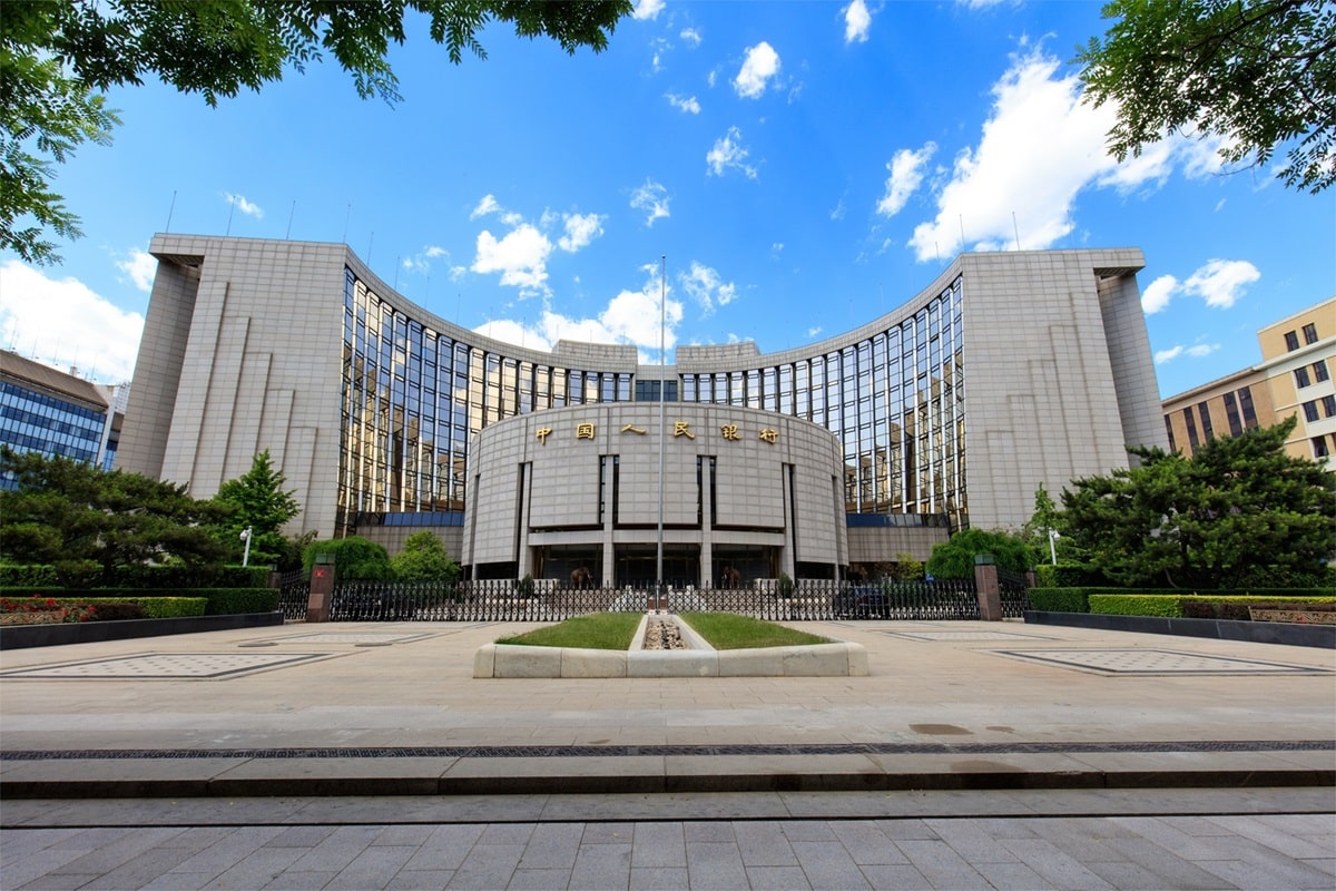المقر الرئيسيّ لبنك الشعب الصيني وهو بناءٌ نصف دائريّ وأمامه فسحةٌ من العشب