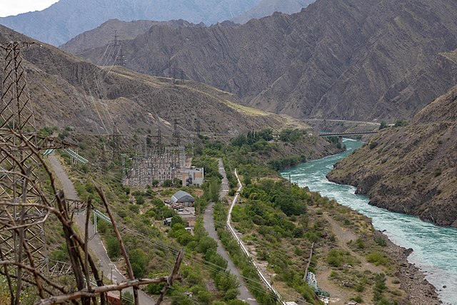 Курпсайская гидроэлектростанция на реке Нарын в Кыргызстане.