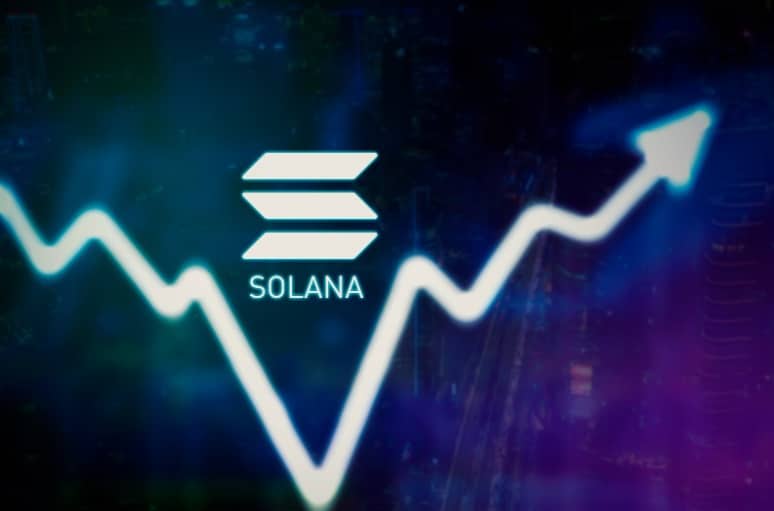 شعار عملة سولانا على خلفية شاشة بيانات أسعارٍ زرقاء