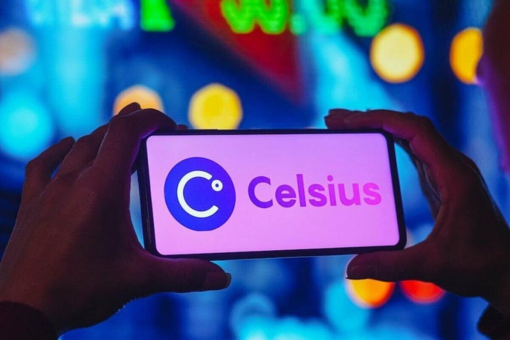رجل يحمل هاتف محمول عليه شعار Celsius Networ