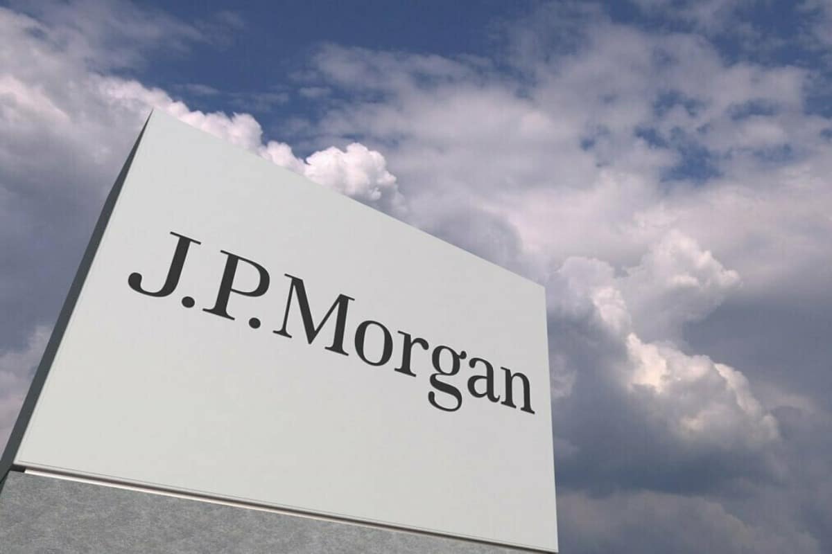 لافتةٌ بيضاء تحمل اسم مصرف جي بي مورغان وتبدو خلفها سماءٌ غائمة