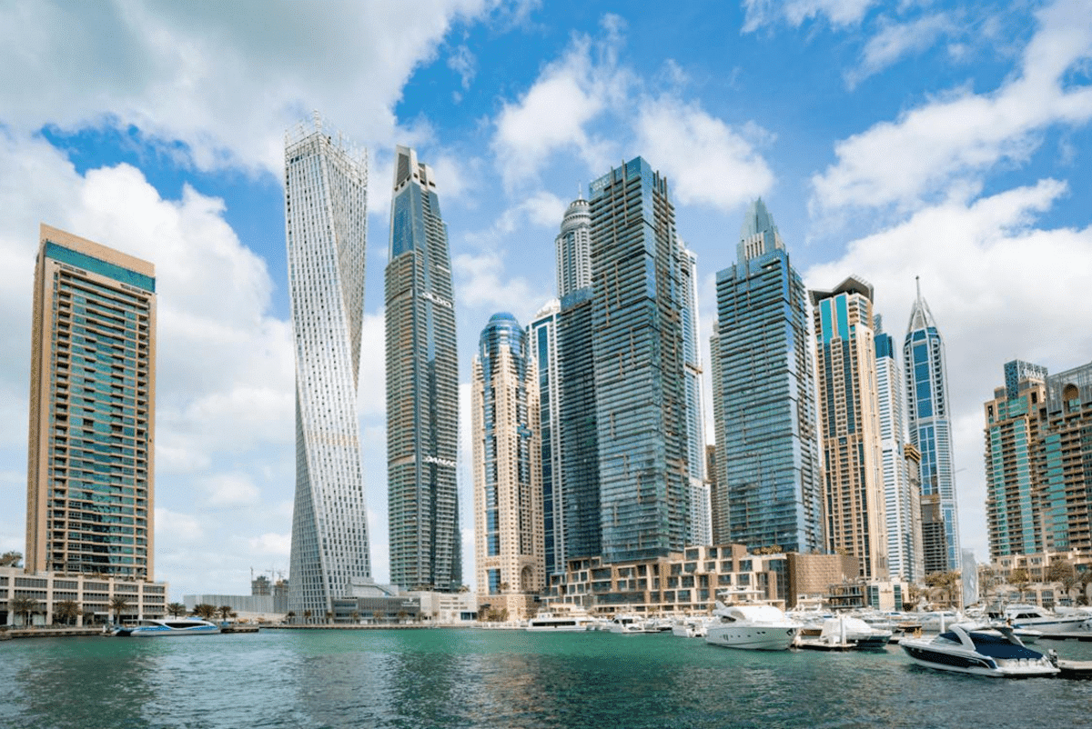 مبانٍ شاهقةٍ على ساحل مدينة دبي