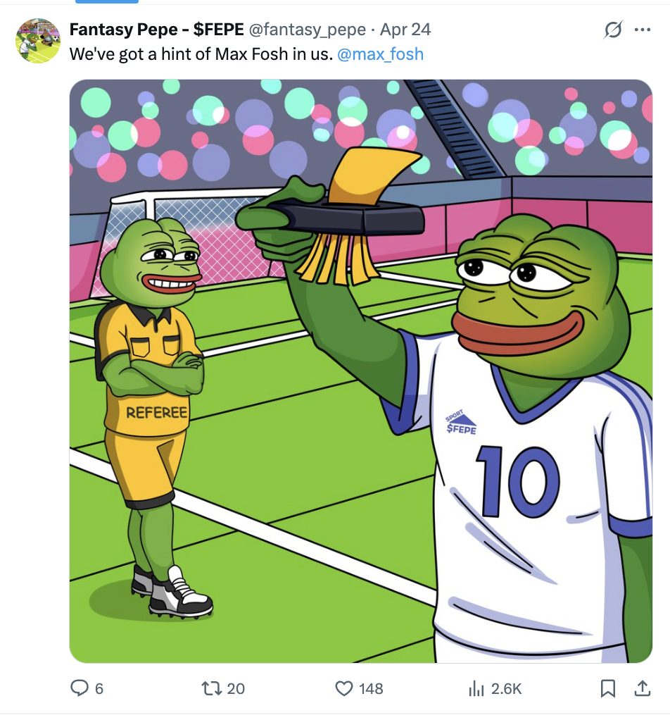 تغريدة لحساب Fantasy Pepe يظهر فيها ضفدع FEPE بقميص رياضي في ملعب كرة قدم وضفدع آخر يمثل حكم المباراة