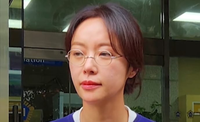 The South Korean actress and former pop star Hwang Jung-eum addresses reporters outside a branch of the Jeju District Court on September 25, 2025.