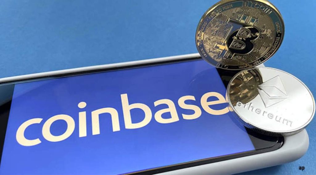 Monedas BTC sobre un teléfono móvil