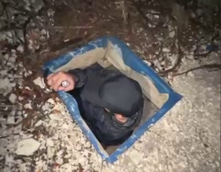 Investigador examina “granja” ilegal de minería cripto en Daguestán. (Fuente: Gabinete de Ministros de Daguestán/Telegram/Captura de pantalla)