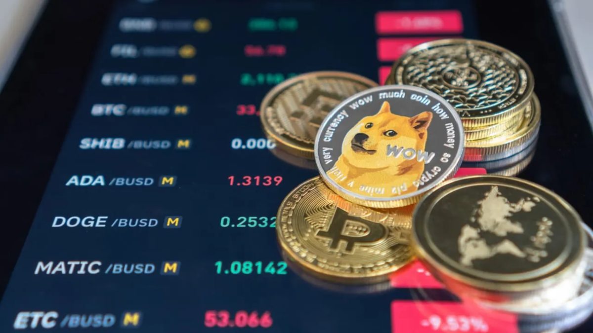 Las criptomonedas bajan hoy por ventas de STH, liquidaciones masivas y presión en altcoins