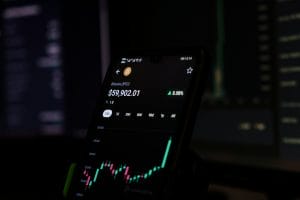 OKX é a primeira exchange cripto a implementar taxas negativas no Brasil