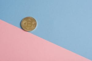 Bitcoin cai para faixa de US$ 57 mil no feriado e todo o mercado cripto acompanha