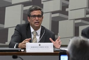 Presidente do BC estuda abrir um banco voltado a criptomoedas, após deixar cargo