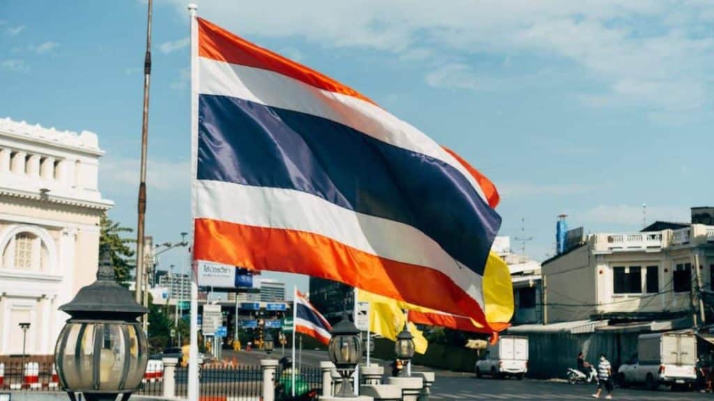 Thaimaa lippu ja kaupunki taustalla