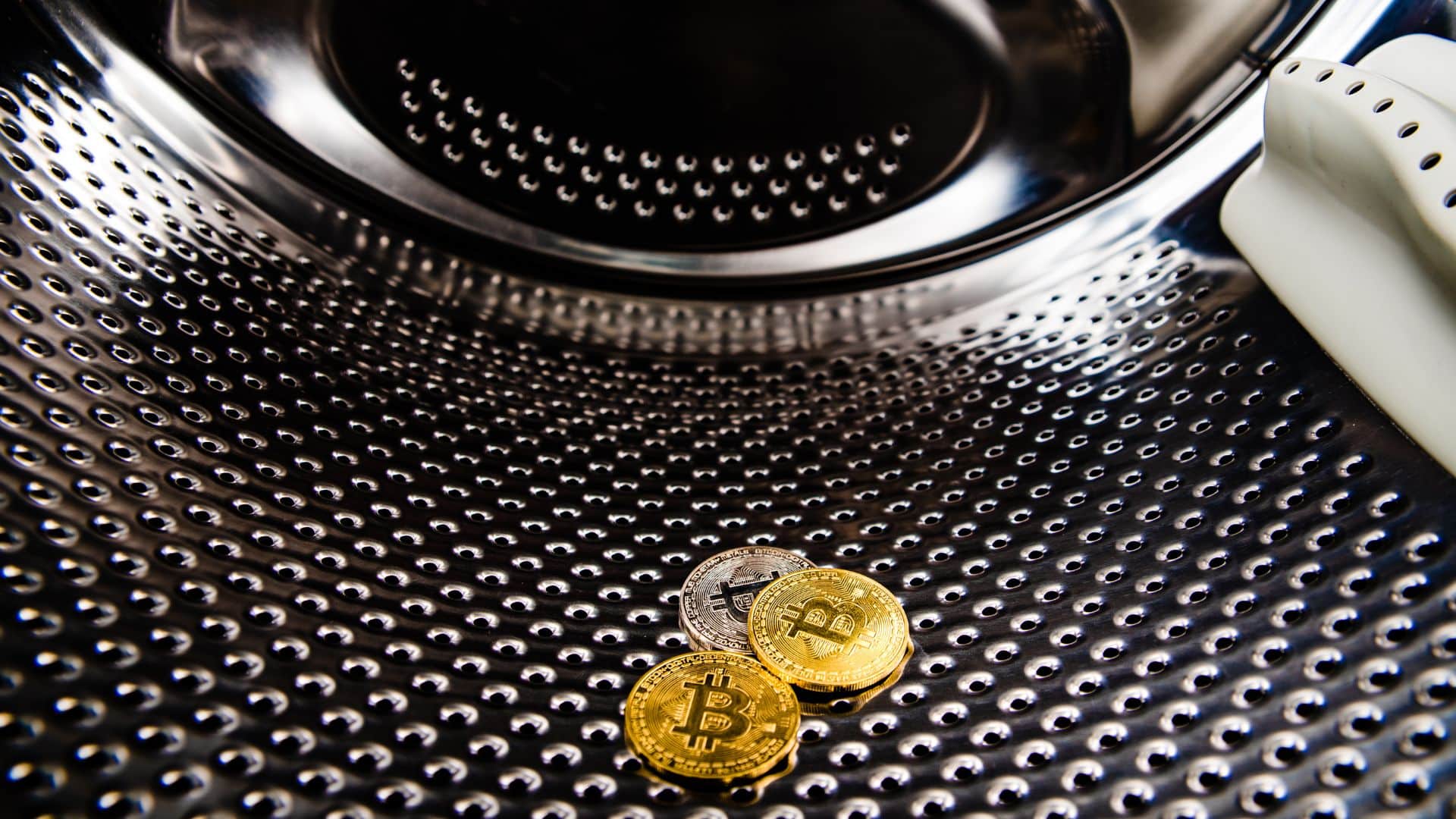 Razzlekhan-elokuva kertoo Bitcoin-rahanpesurikoksesta. Kuvassa bitcoin-kolikoita pesukoneessa.
