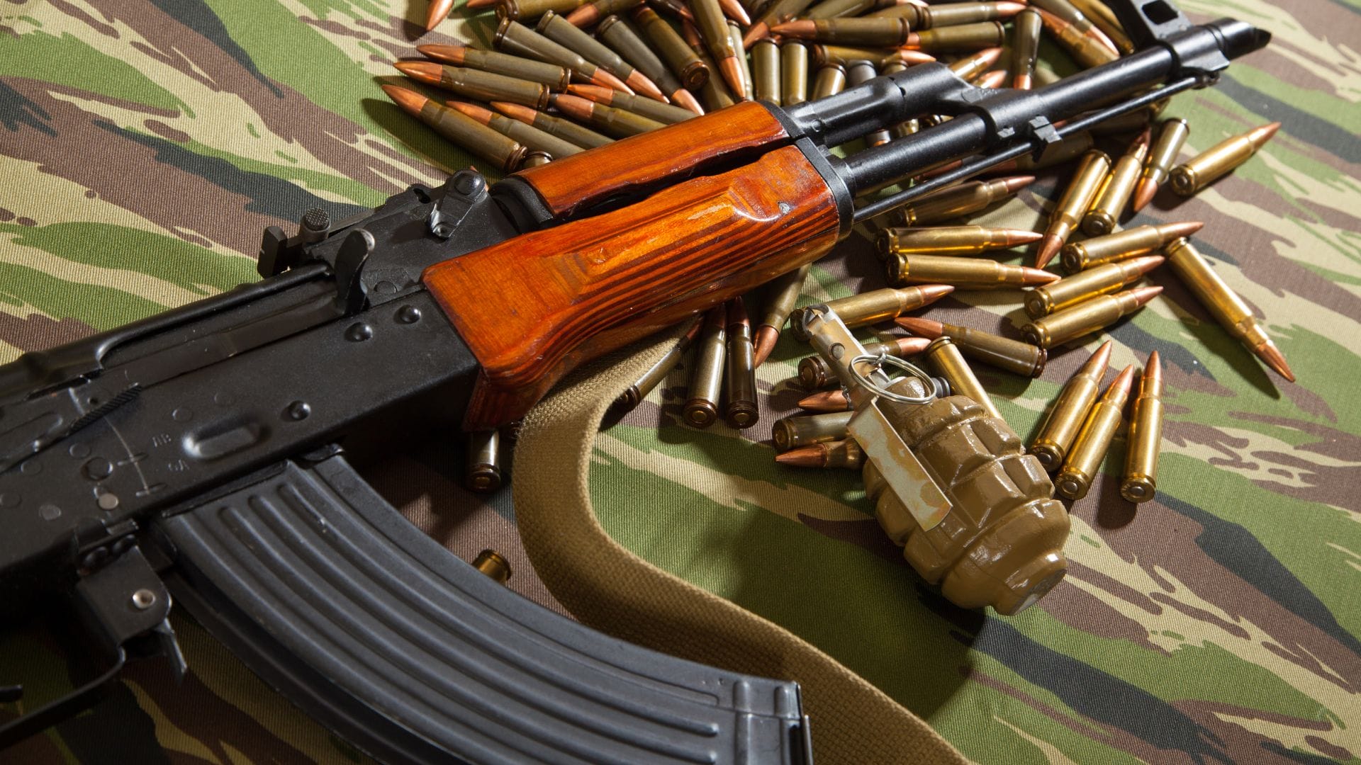 Hamas on saattanut saada merkittävän määrän kryptovaluuttaa. Kuvassa Kalashnikov, panoksia ja käsikranaatti.