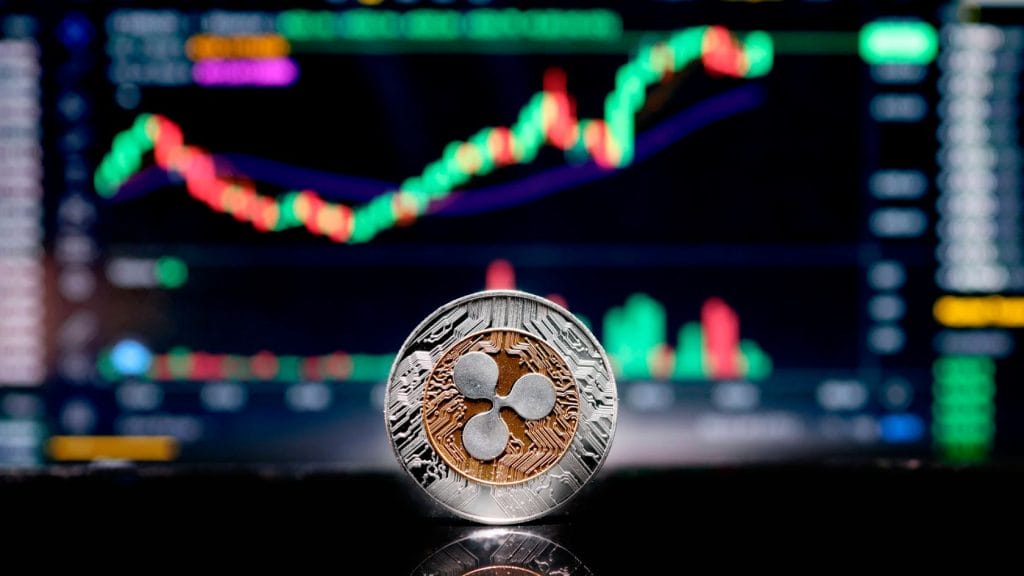 Ripple XRP kolikko kurssikäyrän edessä.