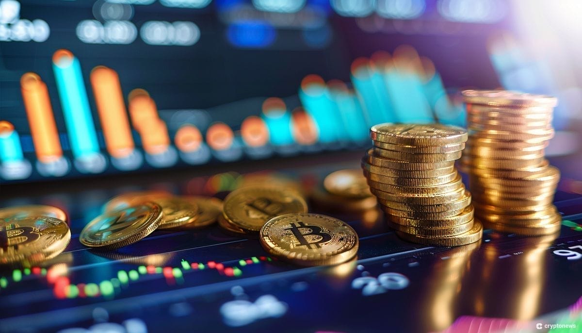 Bitcoin kuvituskuvassa kolikoita ja pörssikäyriä.
