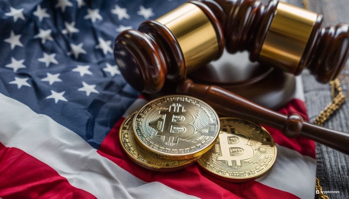 Kyberrikollisuus-kuvituskuvassa USA:n lippu, lakinuija ja bitcoineja.
