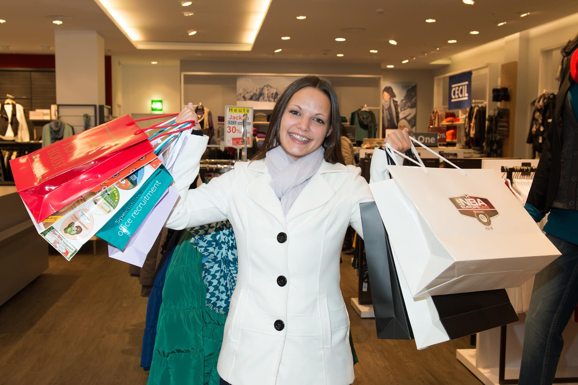 Frau beim Shopping